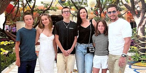 Mark Wahlbergs Family Guide: Meet His Wife, 4 Children and。